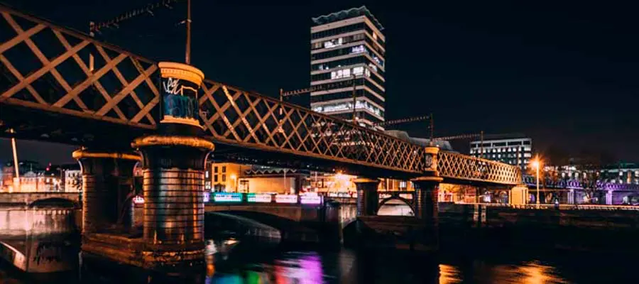 Puente sobre ciudad de Irlanda de noche
